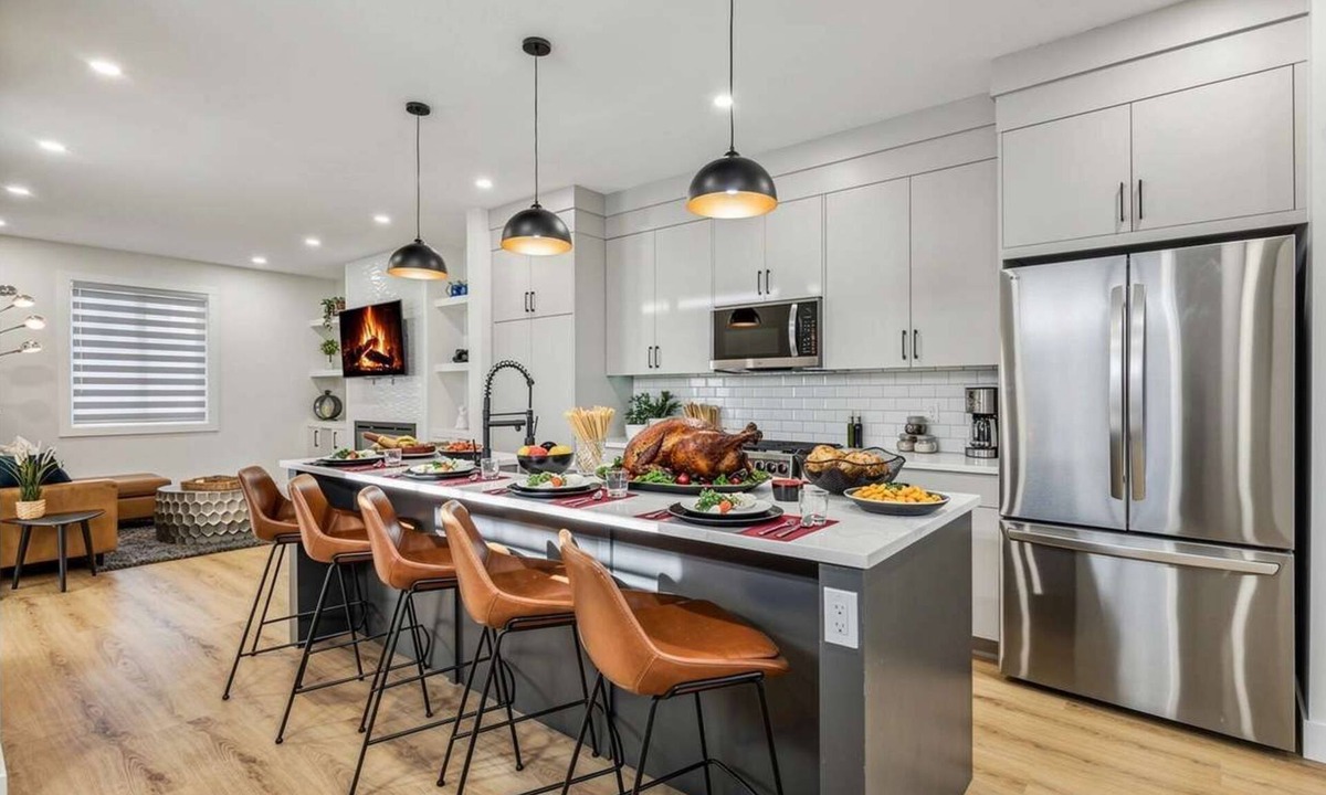 Southwest Calgary Condo | Indoor Fireplace 3 Kings Free Parking Desk