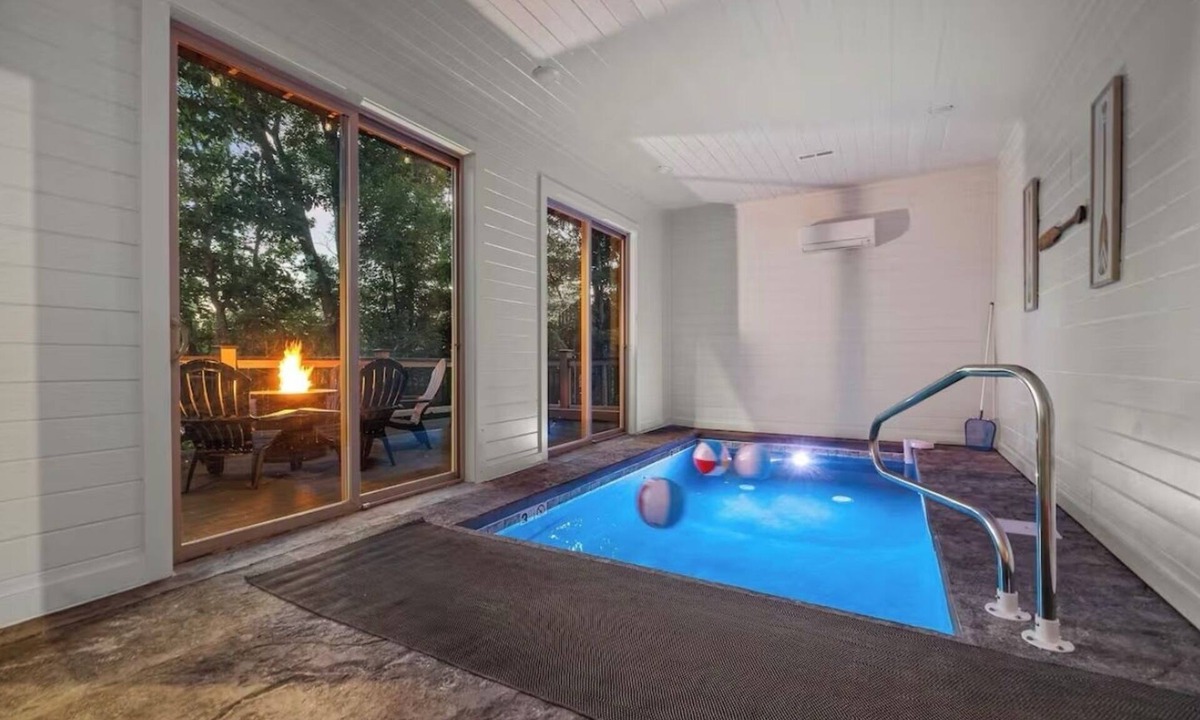 Sevierville Cabin | Indoor pool,Fire Place, Hot Tub, Game Room, WiFi, AC, Sleep 10. Douglas Lake.