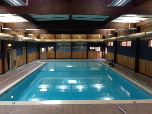 Wallenpaupauk Lake Estates Villa | Indoor Pool, Firepit, Self Check-in, BBQ, FREE Amenities, KING Bed, Full Kitchen
