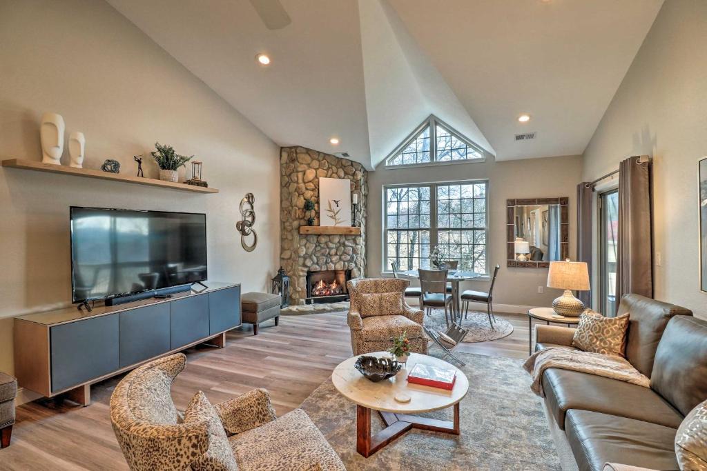 Lake Lure House | Indoor Pool & Golf Course Views: Lake Lure Condo!