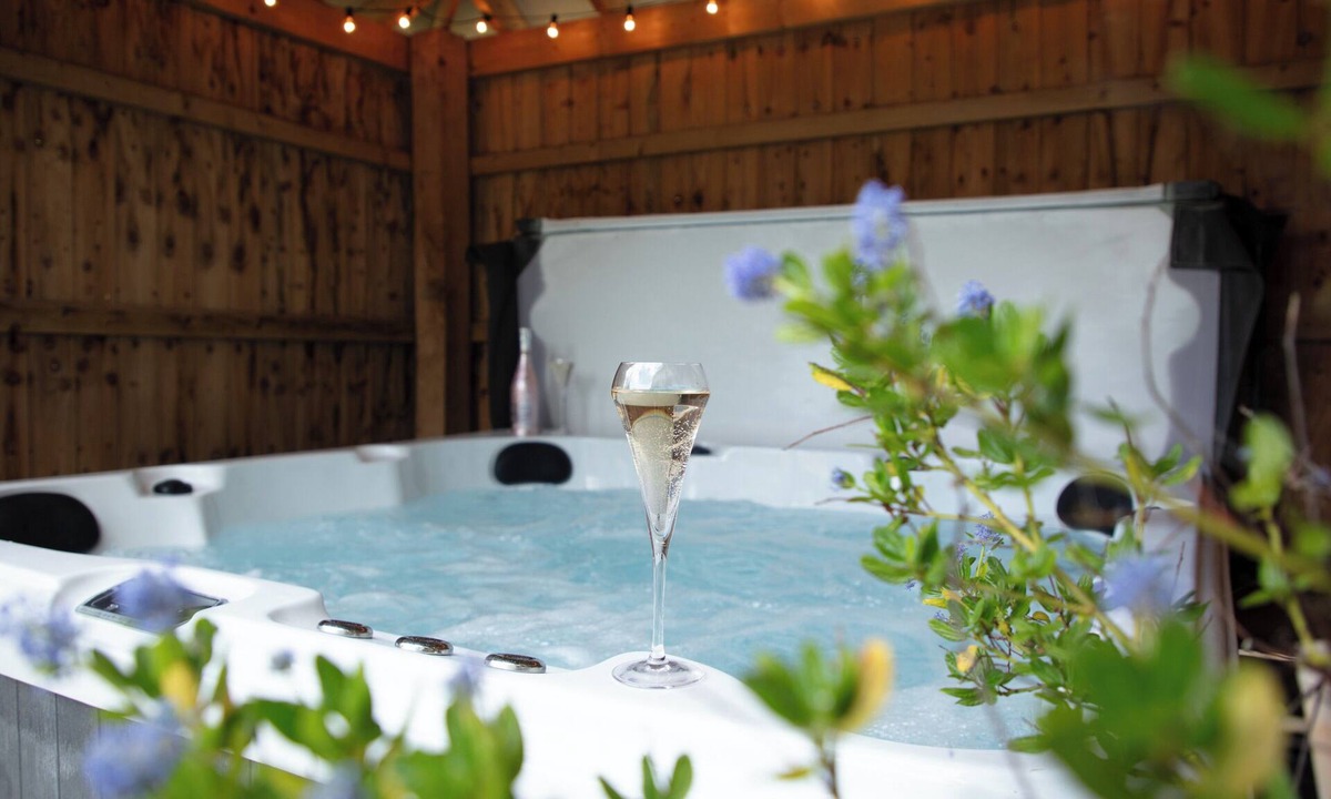 Toppesfield Cottage | Indulge in elegance at Toppesfield Hall Cottage: Hot Tub, Tennis, Bike Hire, Relaxation Treatments!