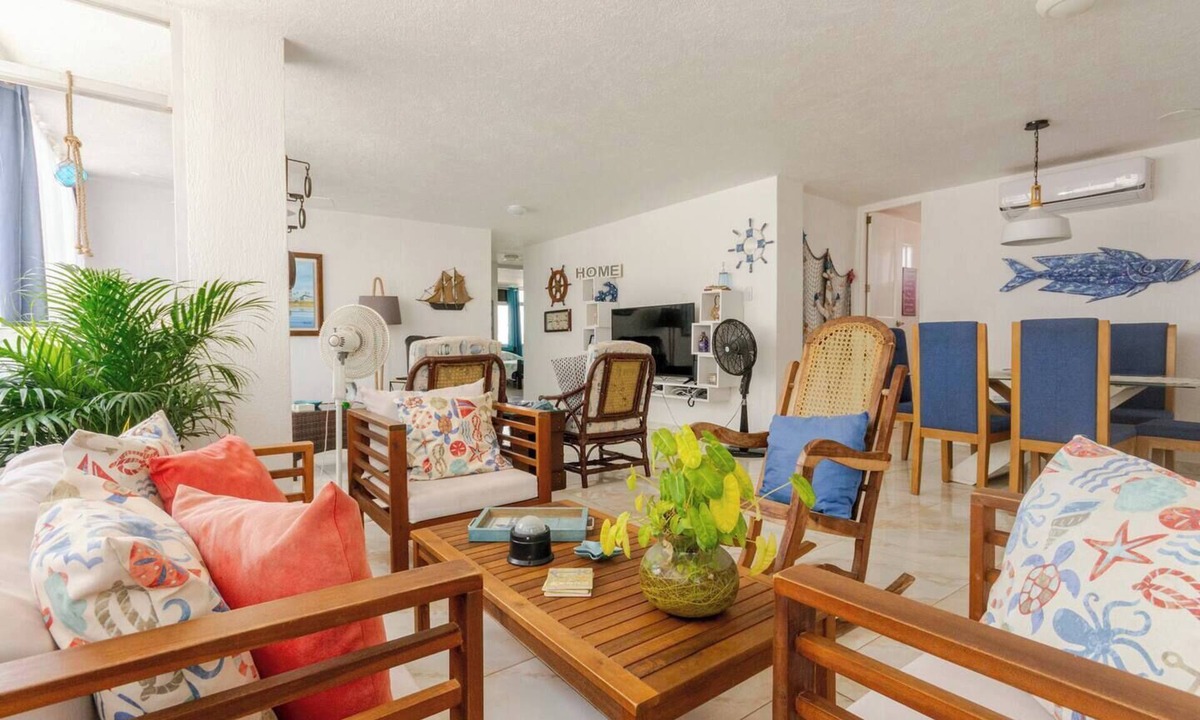 El Laguito Condo | Indulge in the breath taking sunset views of this timeless 1600 sq/ft condo.