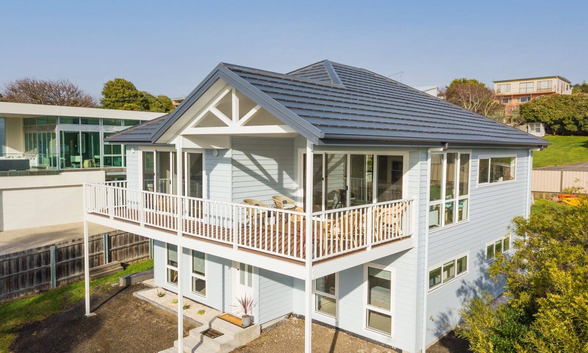 Bridport House | Indulge yourself in the luxury of this newly built coastal holiday home.