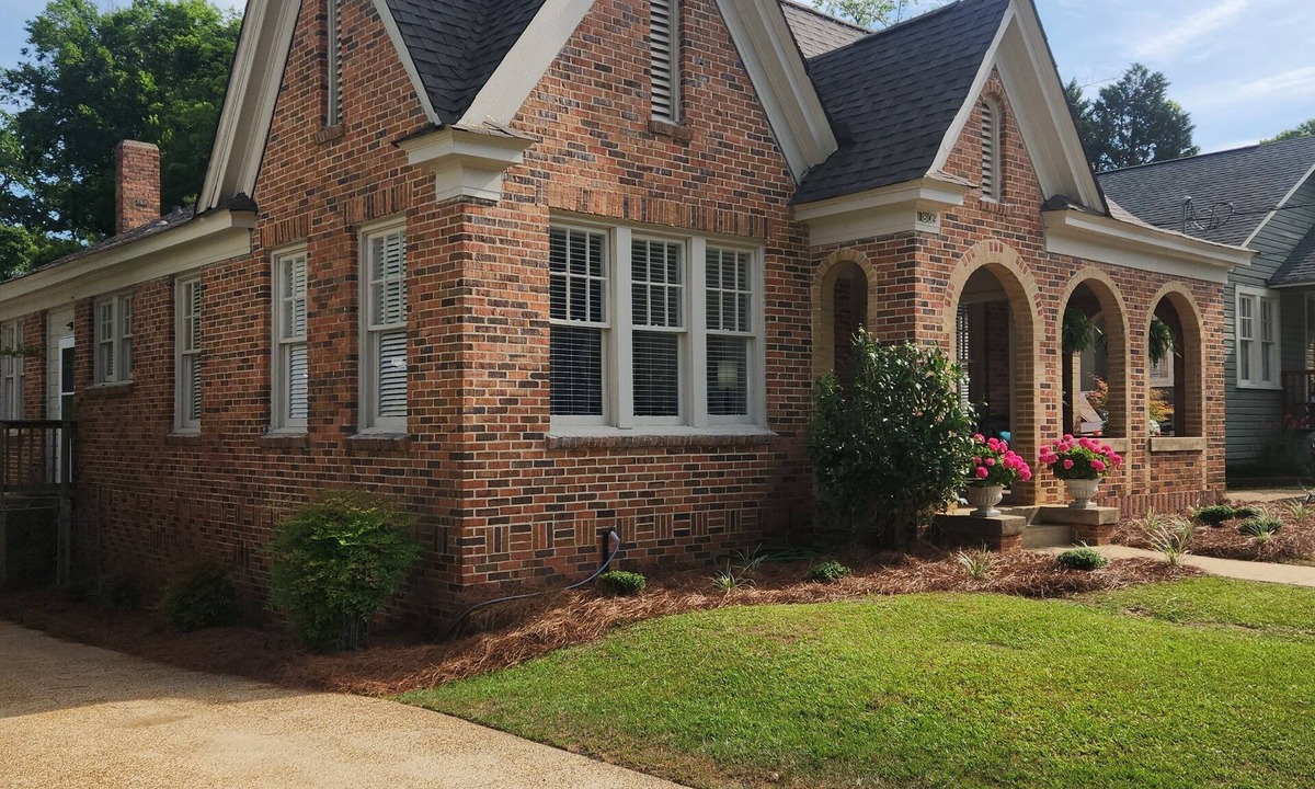 Montgomery House | Indulgent Downtown Retreat - Beautiful Historic Home - 8 Guests - 4 Beds