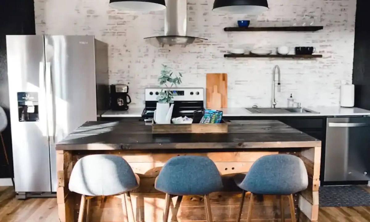 Kennewick House | Industria - Private ground floor apartment, loaded with amenities.