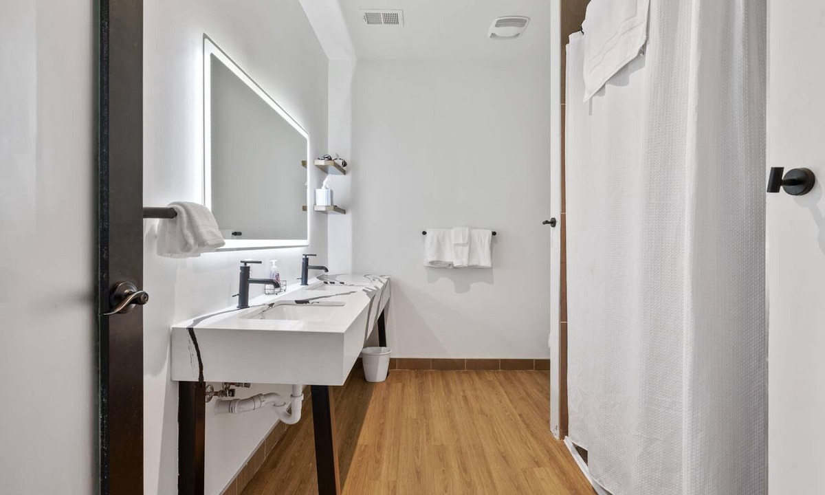 North Oakland Apartment | Industrial Loft 5 min to UPMC Shadyside CMU Pitt, sleeps 4