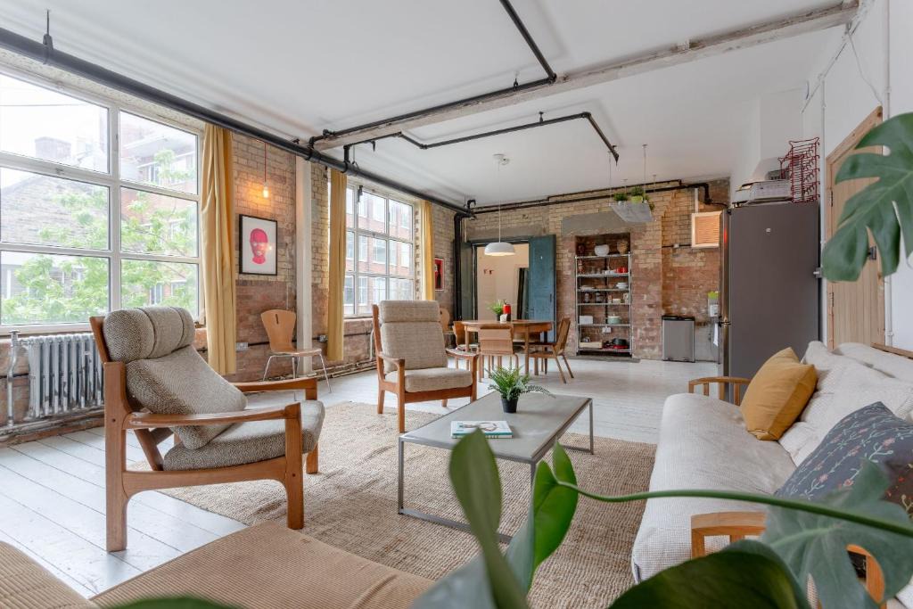 Victoria Apartment | Industrial Open Plan Studio in Hackney