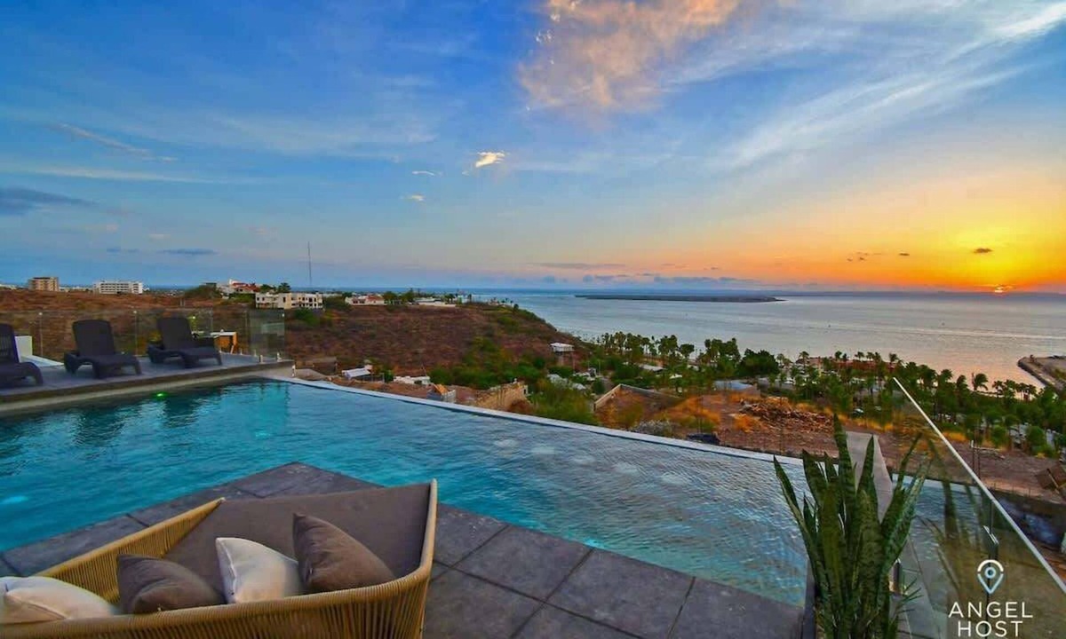 La Paz House | Infinity Pool, Bay Views, BBQ, Walk to Beach