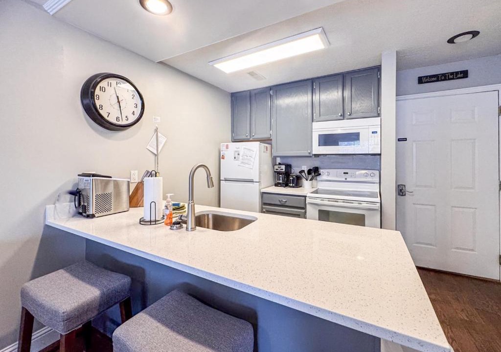 Harbor Village House | Inn Building Condo 107