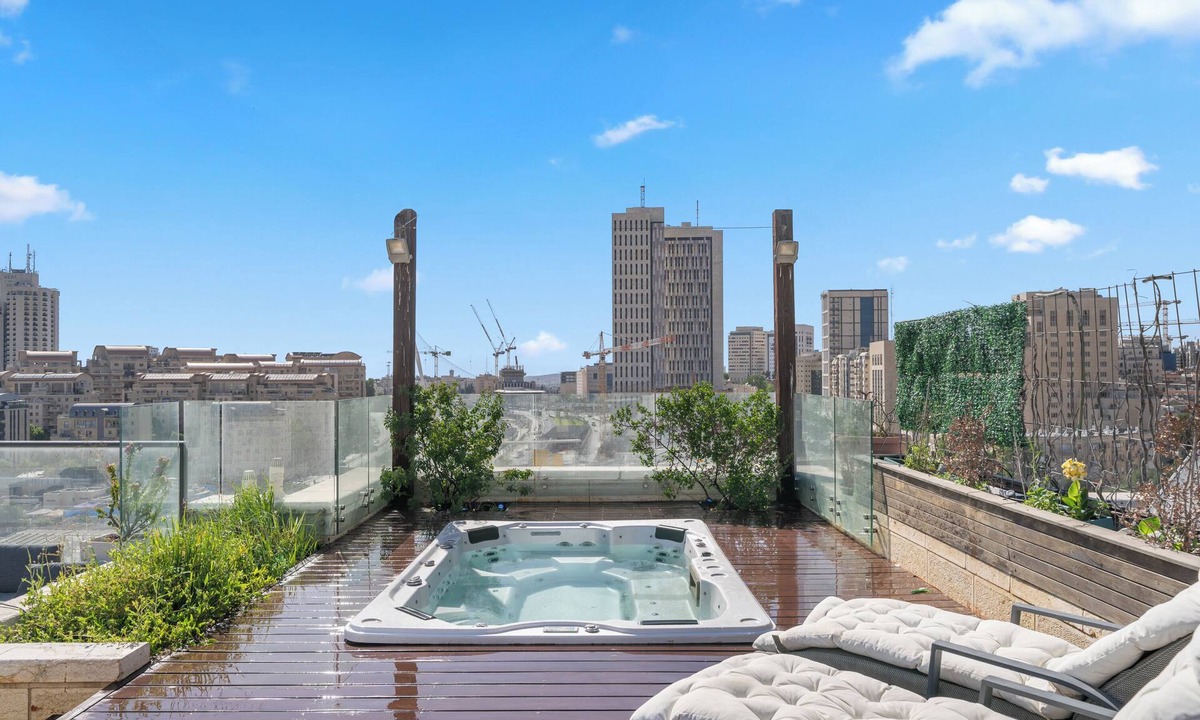 Nachlaot Apartment | Insane 5BR Luxe Penthouse with Jacuzzi by the Shuk