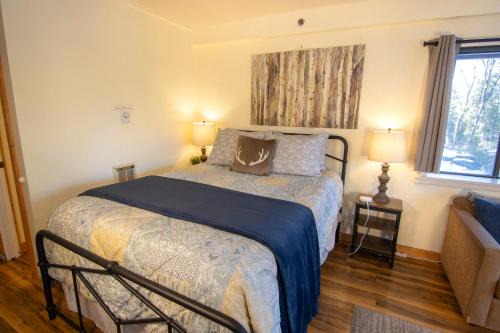 Yosemite West Apartment | Inside Yosemite Park-Cozy Corner Unit-Sleeps 2