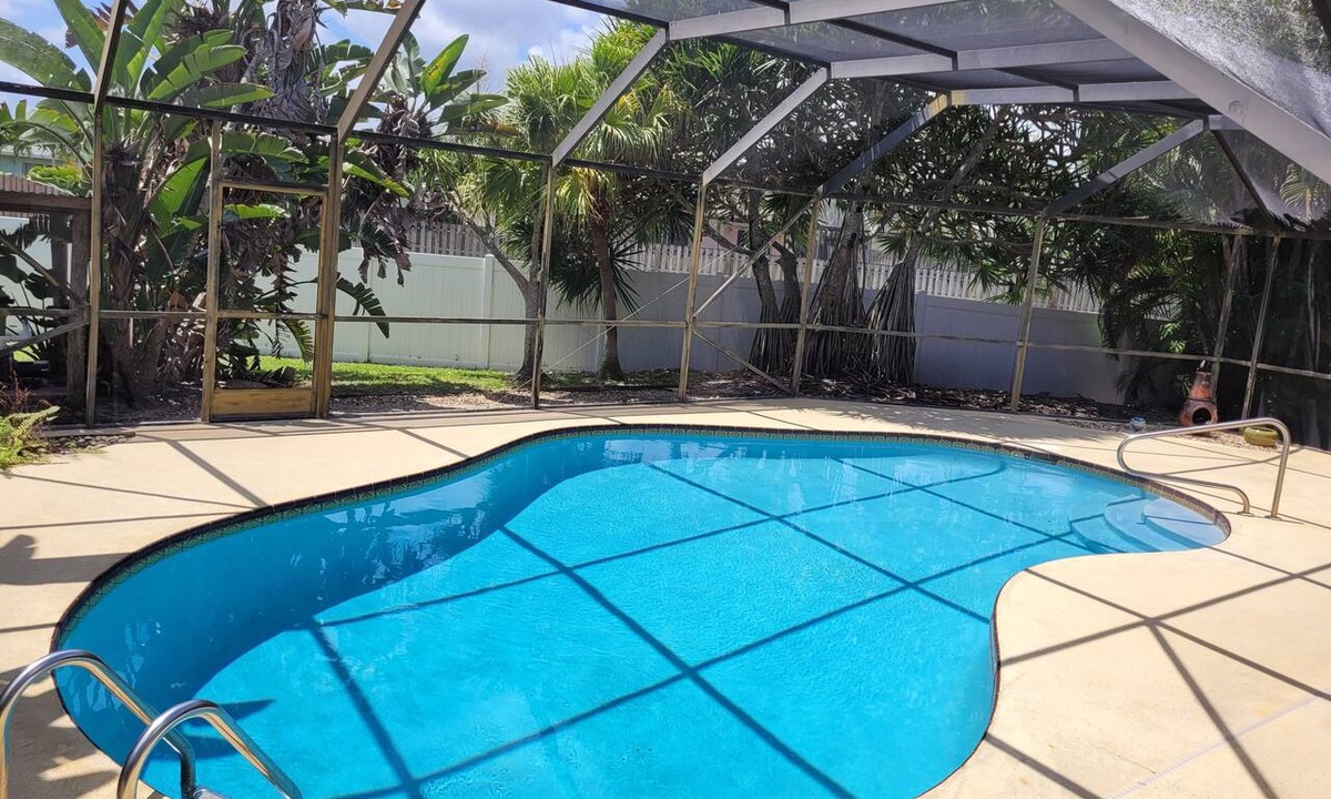 Indian Creek House | Intimate Tropical Retreat🌞🌴Remodeled Home⛳️🏊🏼‍♀️Private Pool/Yard🏡🚘2Garage