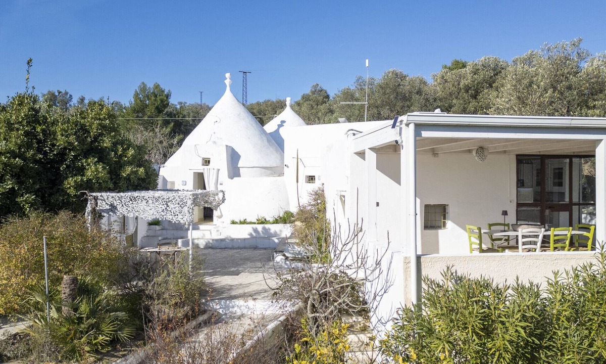 Ostuni Cottage | Intimate trullo with little pool and garden