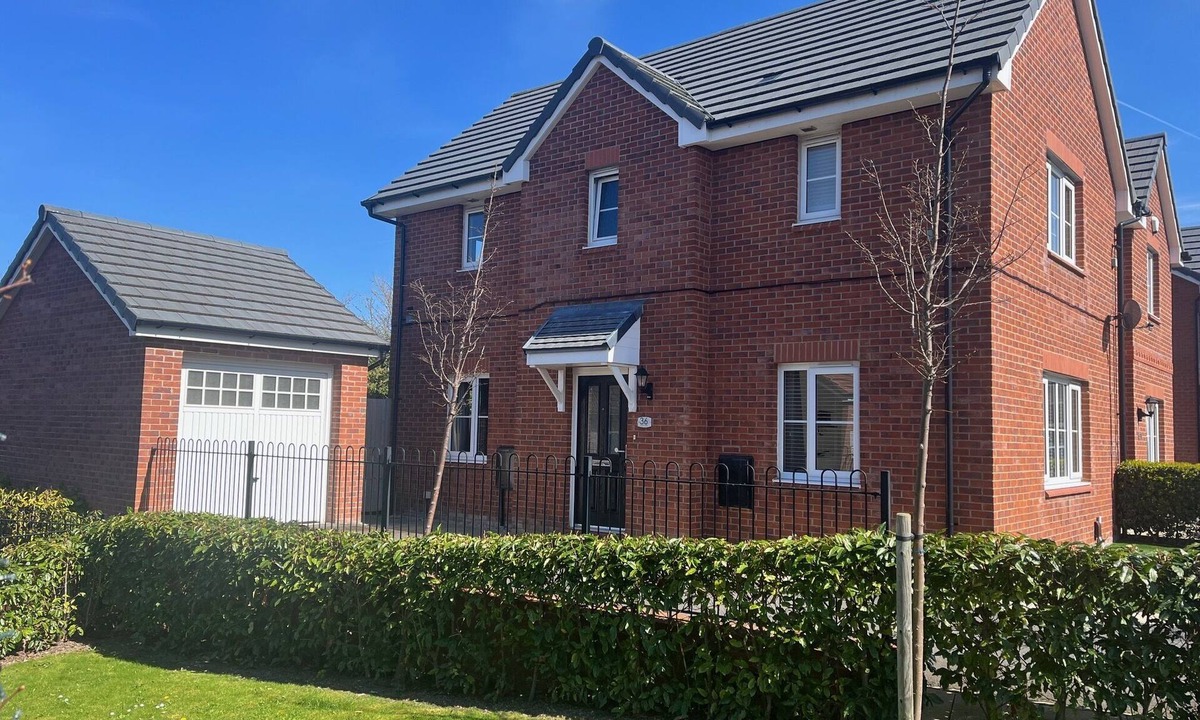 Irby House | Inviting 3 bed + hot tub With Excellent Train and bus to Liverpool & Chester
