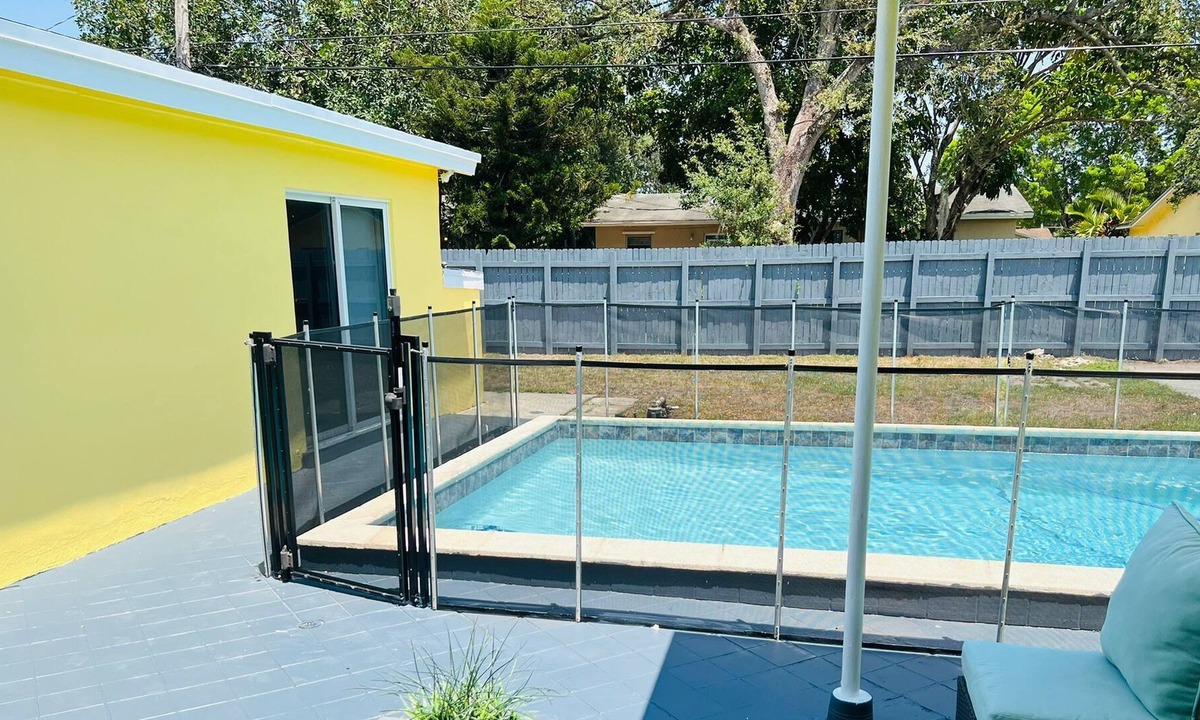 Driftwood House | Inviting 3 Bedrooms Hollywood Pool Home.