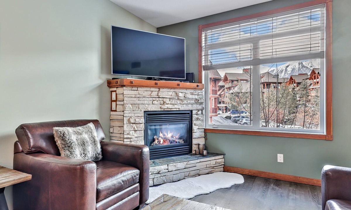 Canmore Apartment | Inviting Condo – Hot Tub & Relaxing Atmosphere!