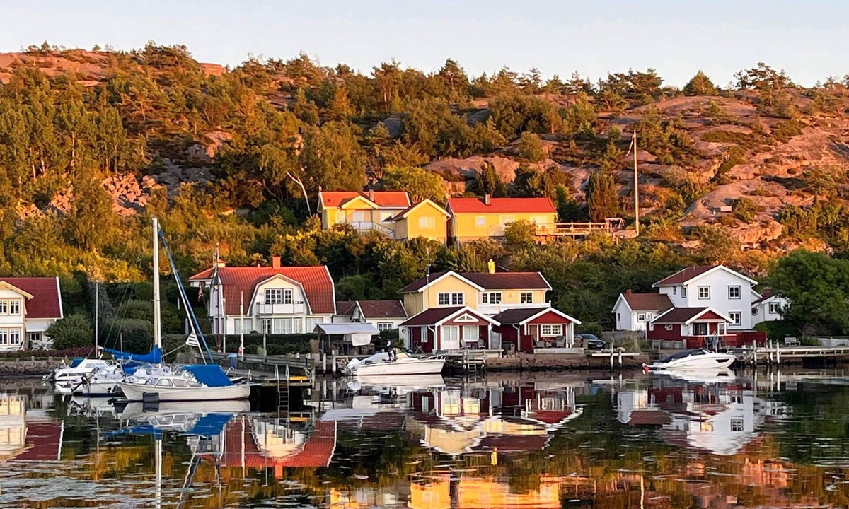 Kampersvik House | Inviting cottage for two families.