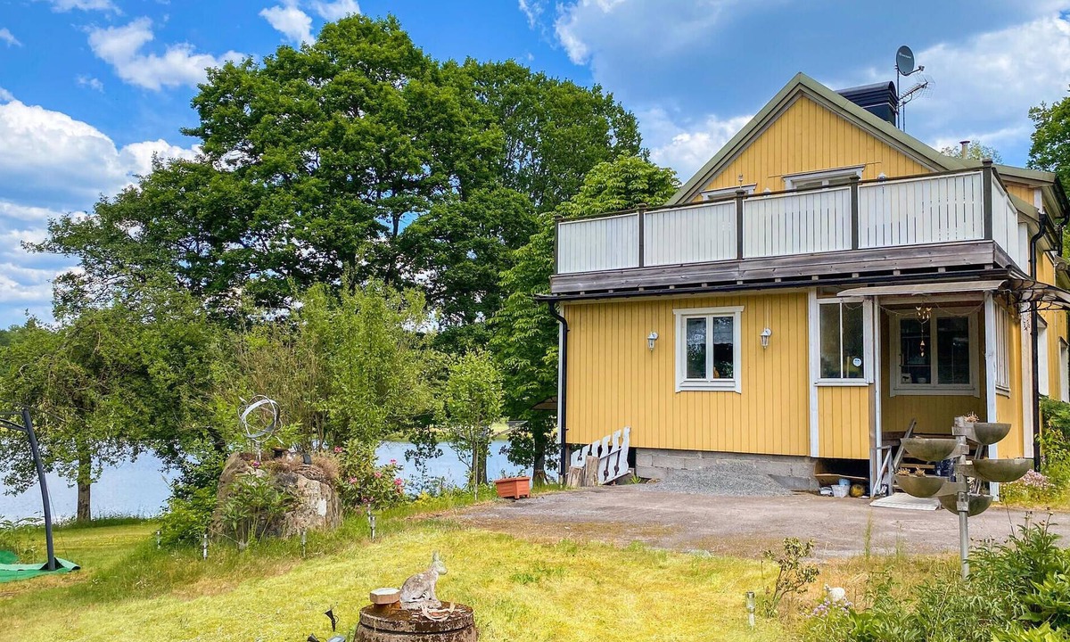 Torestorp House | Inviting cottage in excellent location directly on the lake
