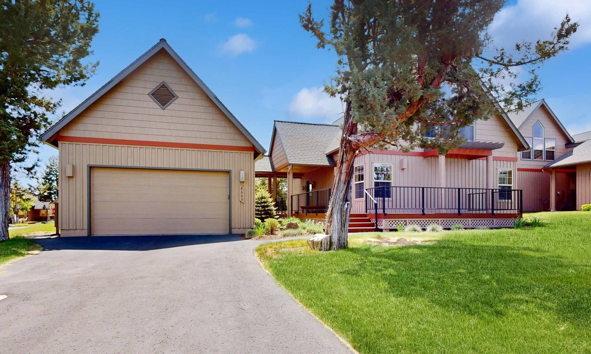 Redmond Ski Chalet | Inviting home with expansive deck, BBQ grill, & access to Eagle Crest Resort