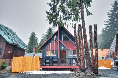 Government Camp House | Inviting Mt Hood Cabin w/Porch: 1 Mi to Skibowl!