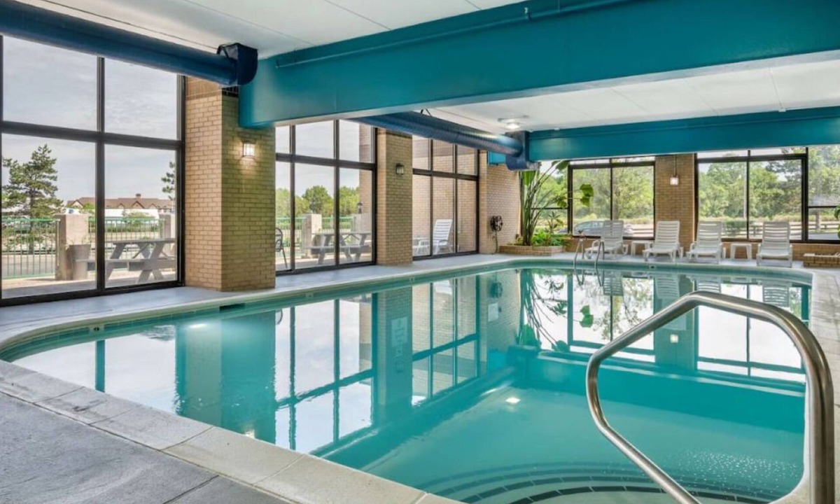 Jeffersontown Hotel | Inviting Room near Middletown Peddlers Mall | Pool Access & Free Parking