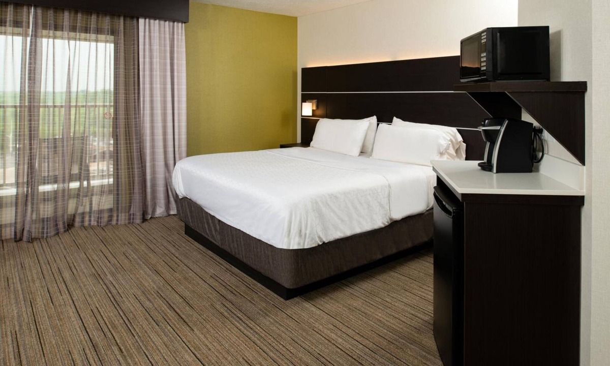 Dent Hotel | Inviting Room w/Breakfast for Families Near Newport Aquarium – 15 Minutes Away
