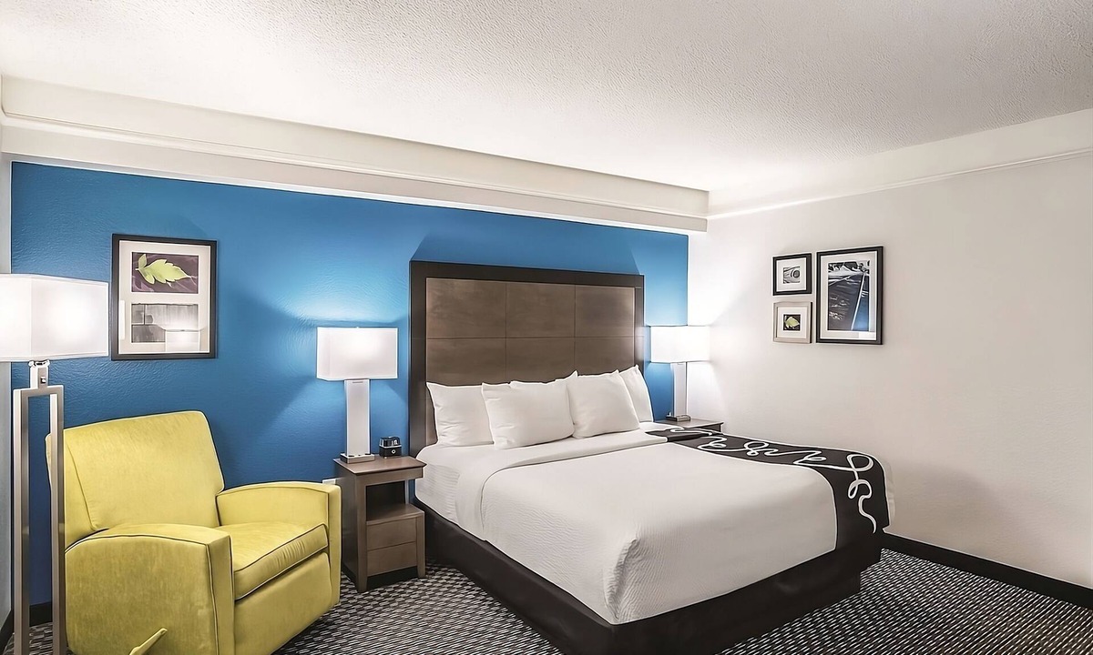 Ahwatukee Foothills Hotel | Inviting Room with Outdoor Pool and Complimentary Breakfast