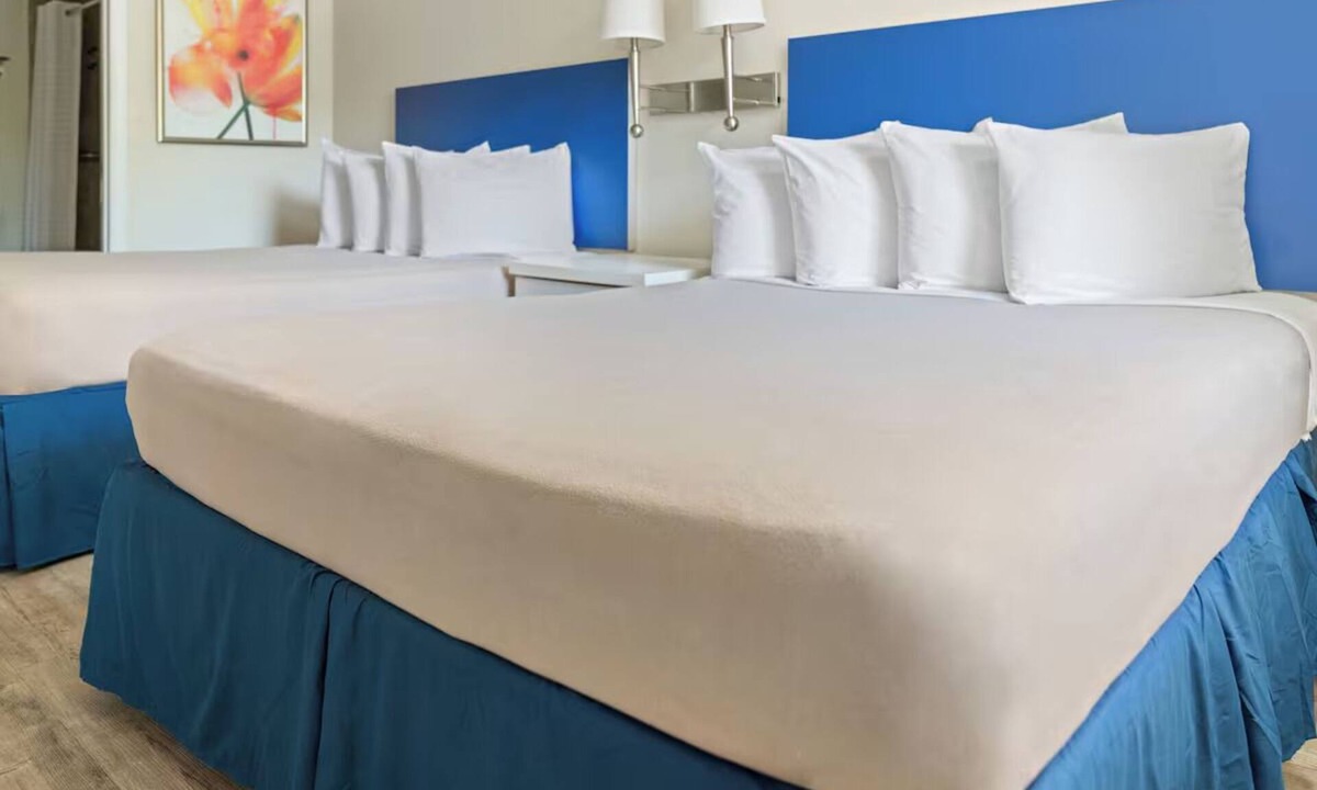 Florida Center Hotel | Inviting Space w/2 Queens Near Icon Park - Ideal for Families + Free Breakfast