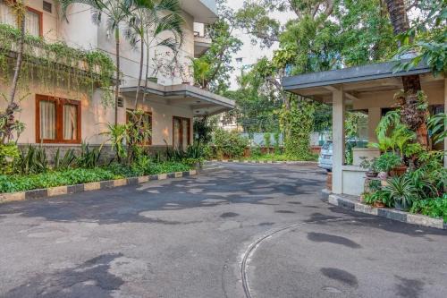 Melawai Hotel | IOTEL Dharmawangsa