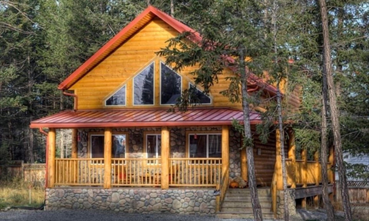 Edgewater Ski Chalet | Iron Ring Log Chalet, Stay 3 nights, pay for 2 nights, Hot Springs Passes Incl.