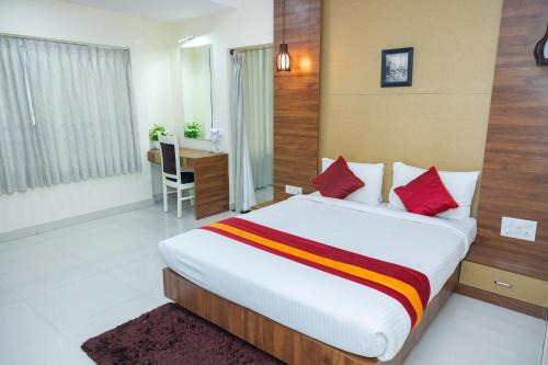 Pulikeshi Nagar Hotel | Ishwerya Suites