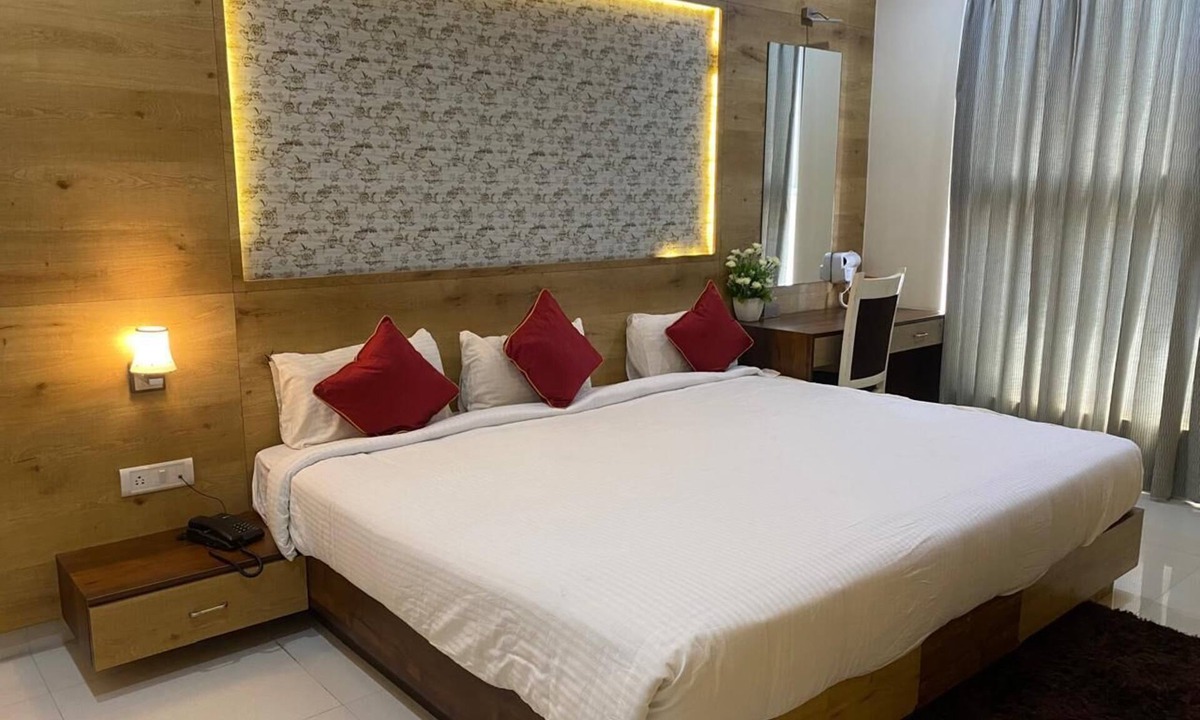 Pulikeshi Nagar Hotel | Ishwerya Suites
