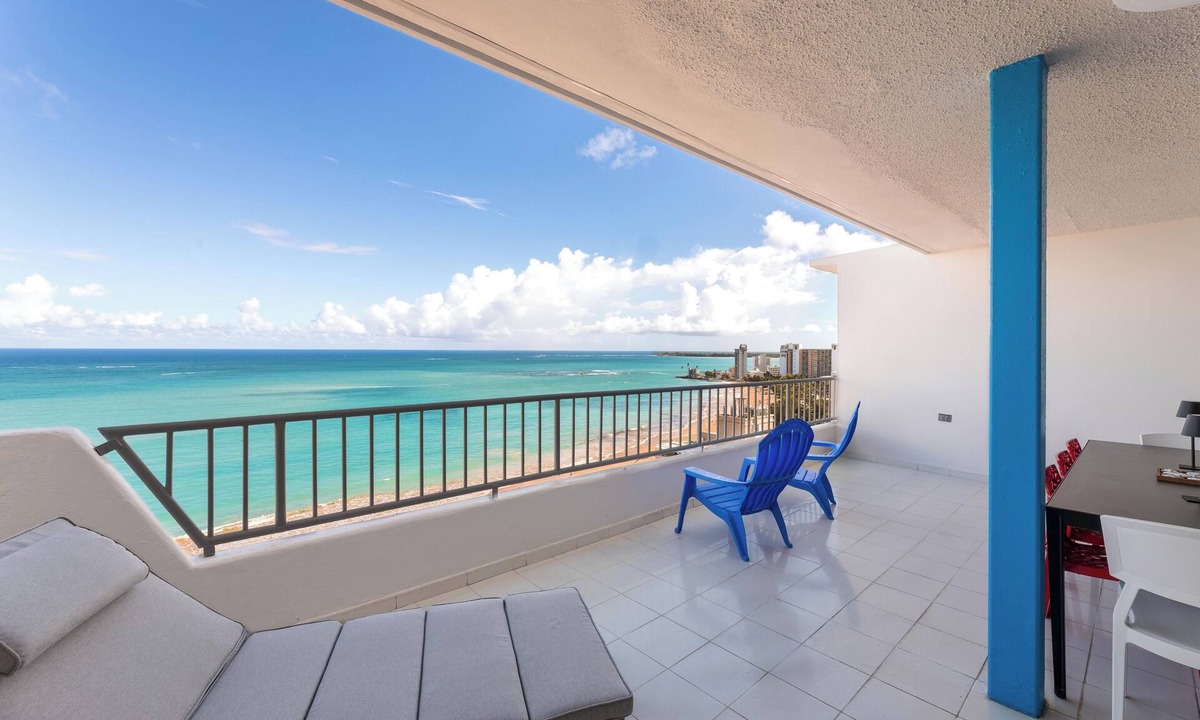 Isla Verde Condo | Isla Verde beachfront penthouse with panoramic ocean views