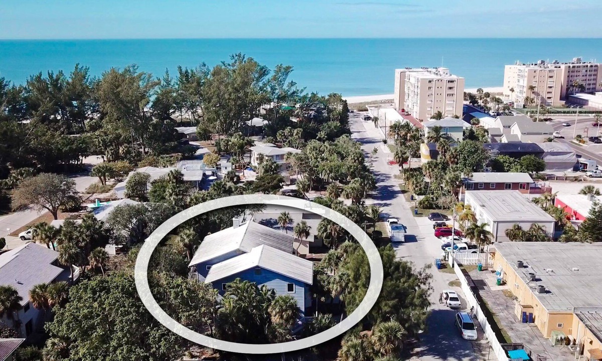 Holmes Beach House | Isle Haven B – Cozy AM Island Escape Just Steps from the Beach, Pets Welcome