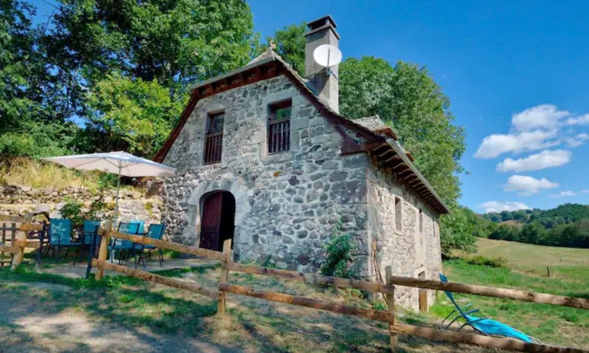 Mur-de-Barrez Cottage | Isolated mill on river bank