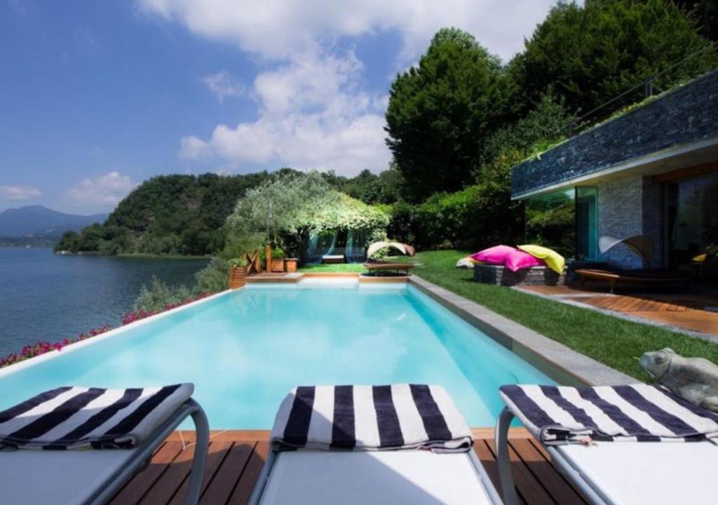 Ispra Villa | Ispra Villa Sleeps 8 Pool Air Con WiFi