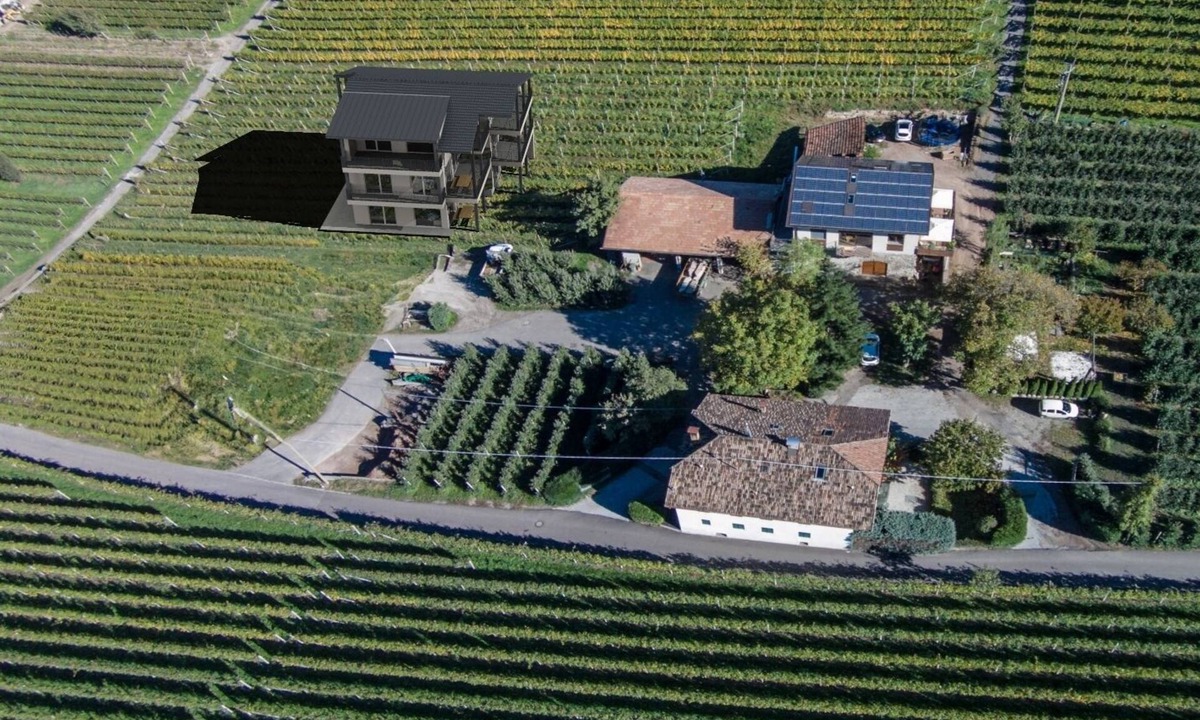 Appiano Sulla Strada del Vino Apartment | Apartment 'Urbonum 1' with Mountain View, Shared Garden and Wi-Fi