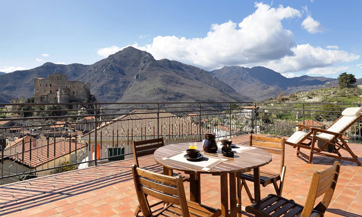 Castelvecchio di Rocca Barbena Apartment | Apartment 'La Terrazza Del Tempo' with Mountain View, Wi-Fi and Air Conditioning