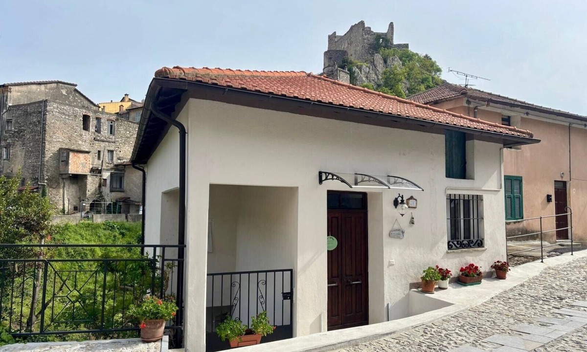 Castelvecchio di Rocca Barbena House | Apartment 'Al Frantoio' with Private Garden