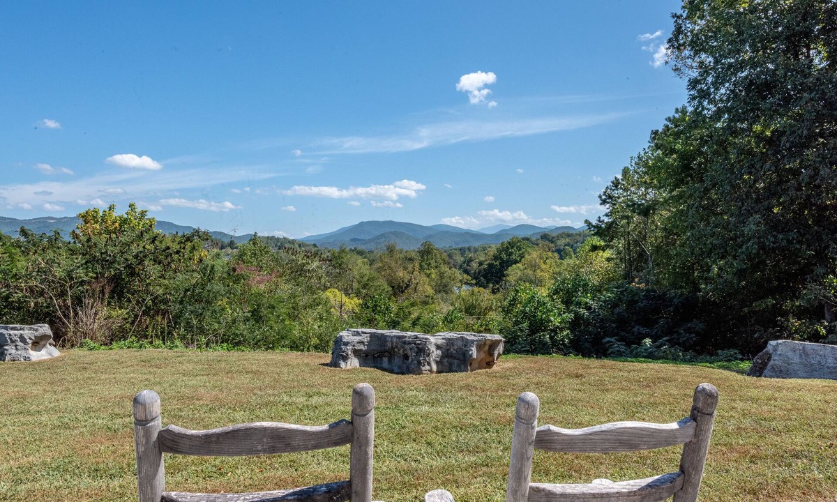 Townsend House | It is Springtime in TN- comfortable, clean, in a gated community & near food!
