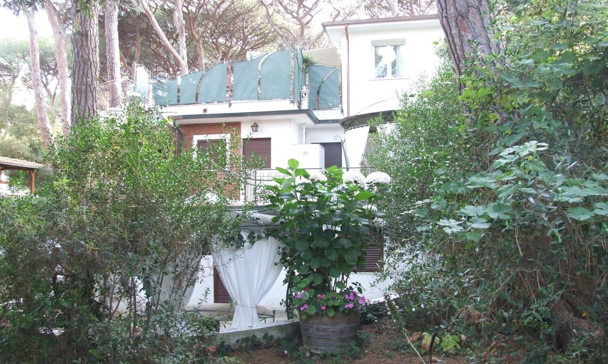 Marina di Castagneto Carducci Apartment | Cosy apartment for 4 people with A/C, WIFI, TV, patio and panoramic view