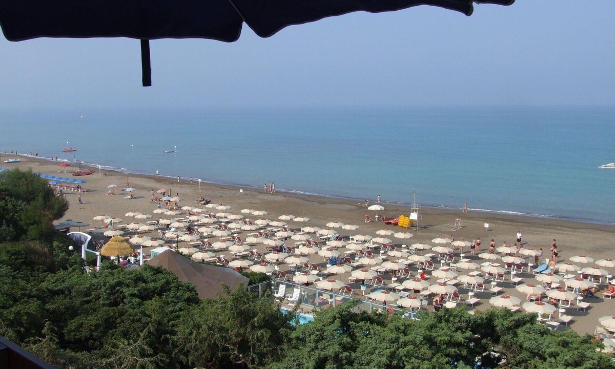 Marina di Castagneto Carducci Apartment | Beautiful apartment for 2 people with WIFI, A/C, TV, balcony and panoramic view