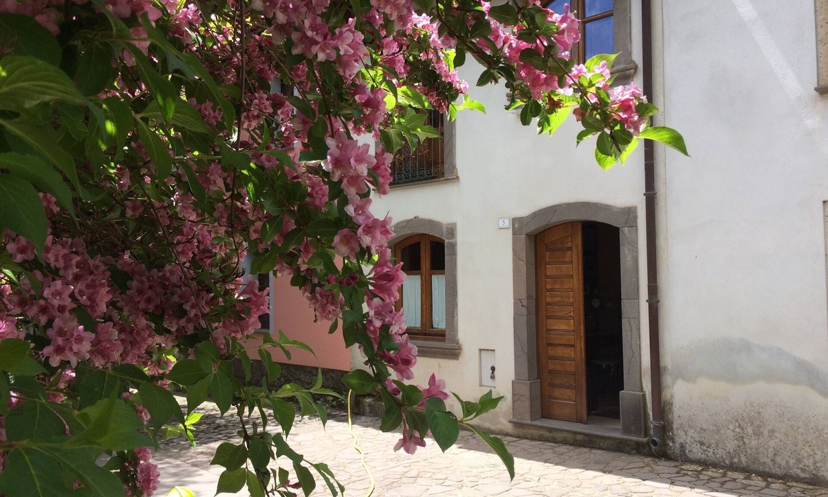 San Leonardo de Siete Fuentes House | Welcoming house in the center of the medieval village, just 30 km from the sea.