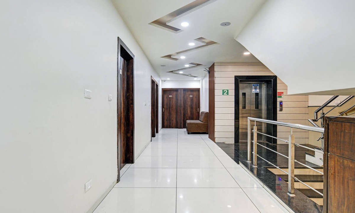 Surat Hotel | Itsy By Treebo - Ospite
