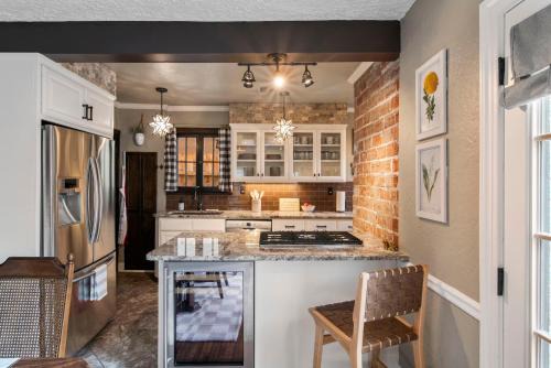 Florence Park House | Ivy Cottage w hot tub by HVNLYhomes