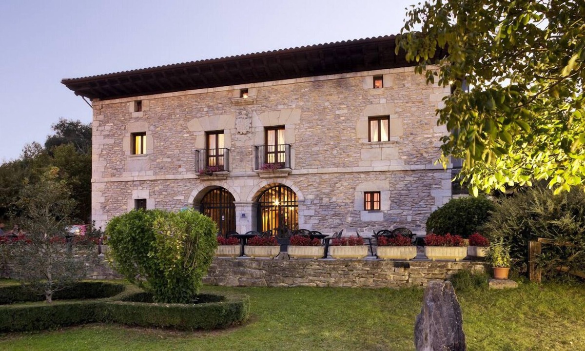Ayala Hotel | Izalde