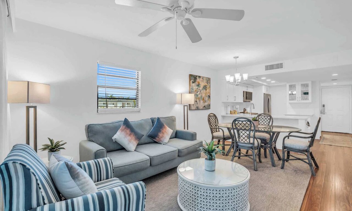 Park Shore Condo | J-358 - Corner Unit, Updated And Near Lobby