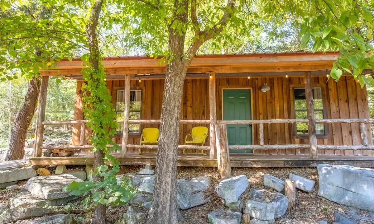 Newnata Cabin | Jack's Bend-bluff side retreat on South Sylamore Creek with fire pit & deck