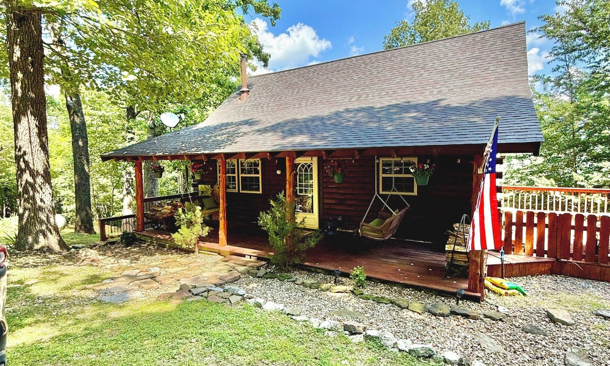 Eureka Springs Cabin | Jackson’s Cabin - Luxury Dog-Friendly Log Cabin