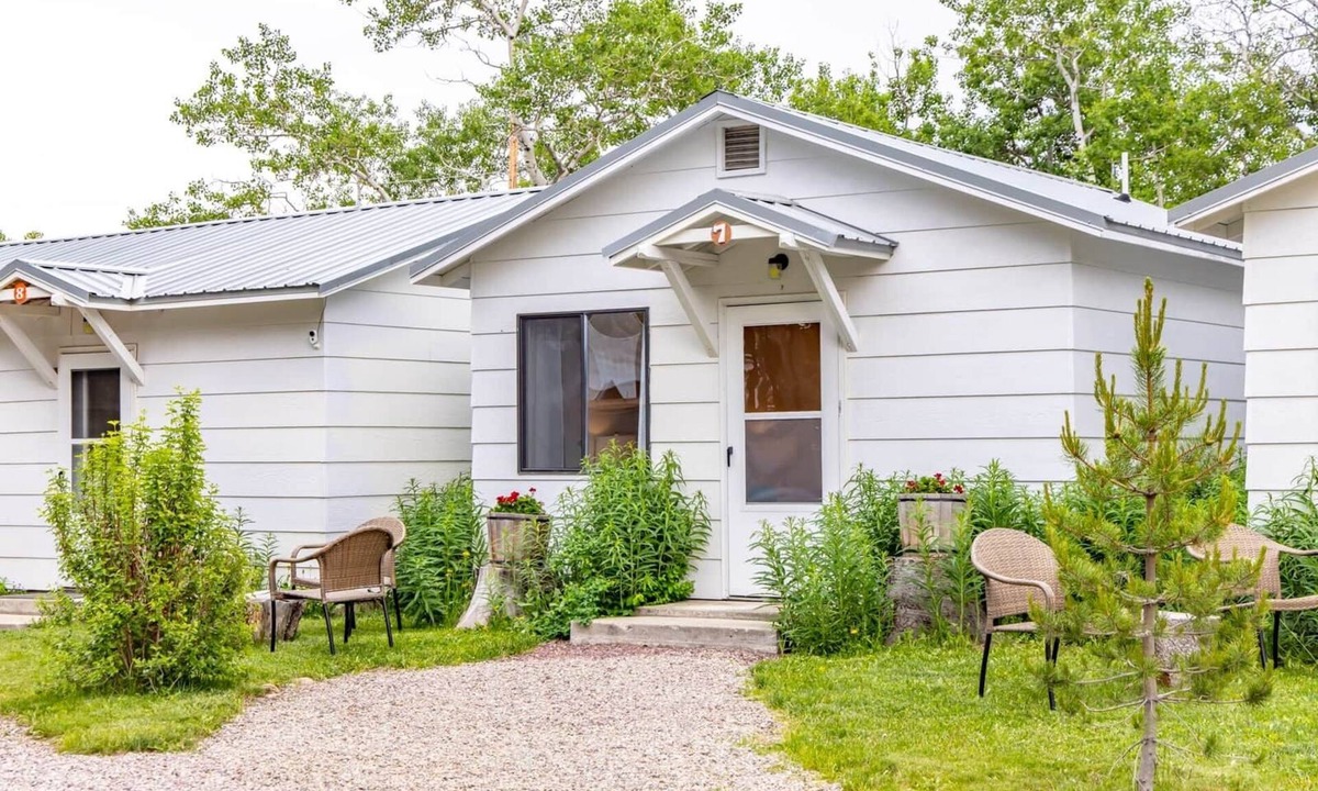 East Glacier Park Village House | Jacobson's Cottages Cabin #7